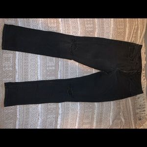 Distressed ankle jean